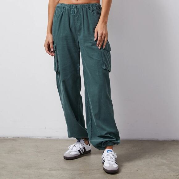Monrow Mini Corduroy Cargo Pull On Parachute Pant in Cactus Green size L - Picture 3 of 14